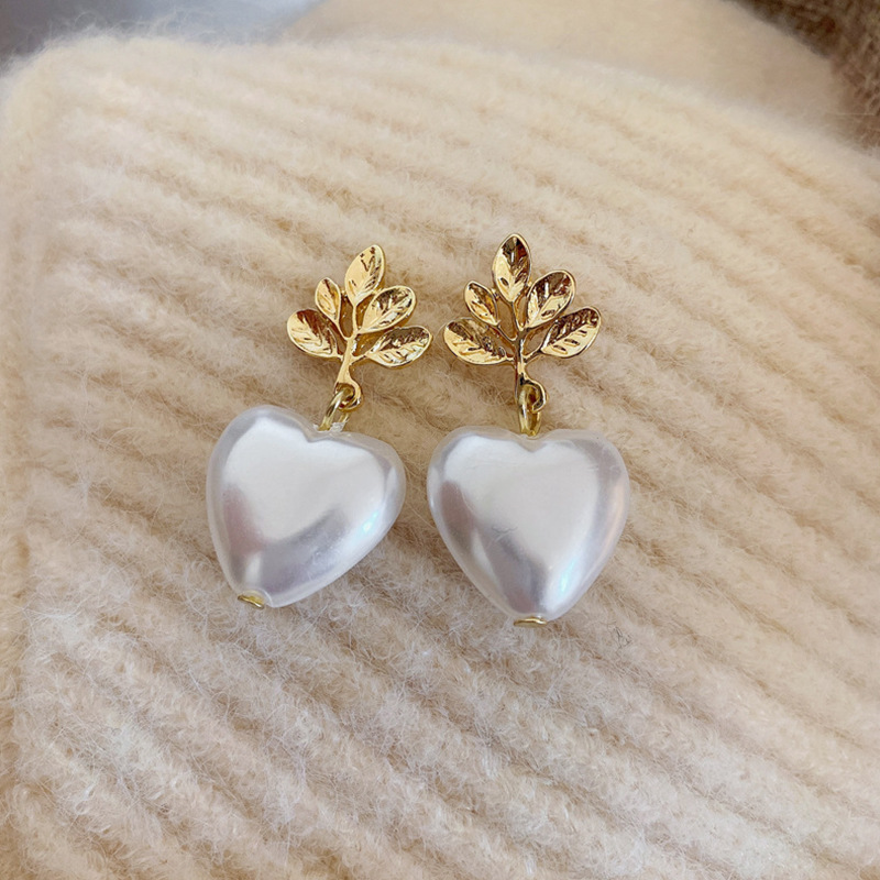 S925 Silver Needle Korean heart-shaped leaf Pearl Earrings, a niche style, light luxury and simple earrings, fashionable and versatile earrings full figure