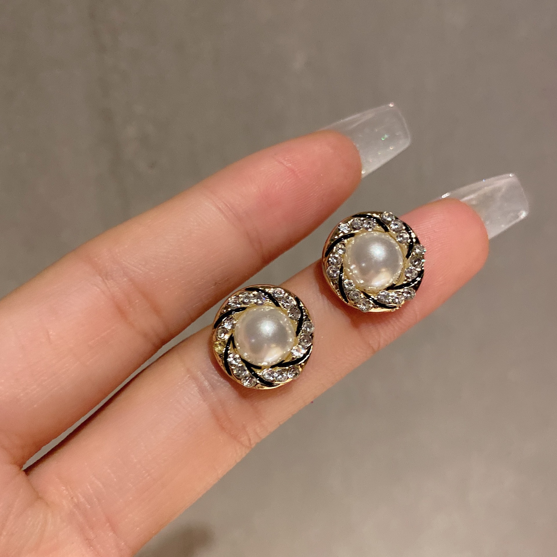 Pearl stud earrings for women, summer high-end, niche French earrings, fashionable, versatile, retro, simple and elegant stud earrings full figure