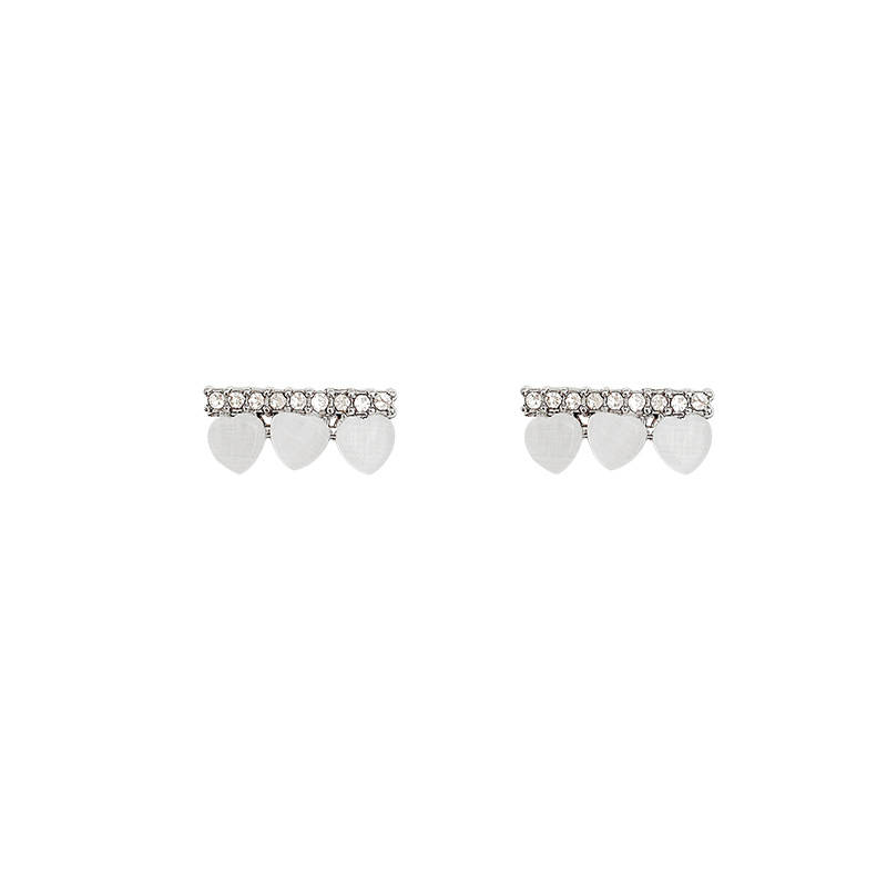 Small zircon heart-shaped stud earrings for women, with a unique and distinctive design, are simple and versatile. They are elegant earrings with a distinctive design Item Picture