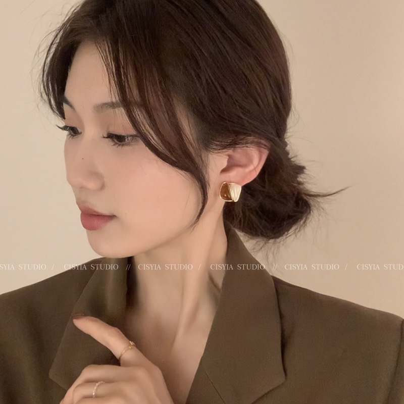 Retro earrings, stud earrings, women's 2023 bestsellers, stylish, light luxury, niche design, elegant and high-end earrings and earrings Specification drawing