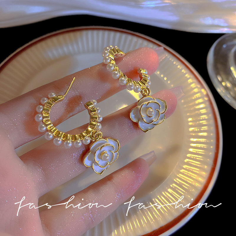 European and American retro camellia pearl earrings, a versatile and cold style for women, C-shaped stud earrings, an extremely ethereal and unique internet-famous ear accessory full figure