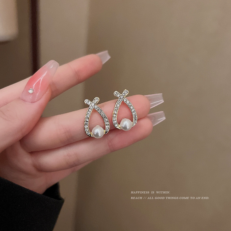S925 Silver needle, with a niche design sense, cross full diamond pearl stud earrings, a new trendy and trendy women's light luxury versatile earring full figure