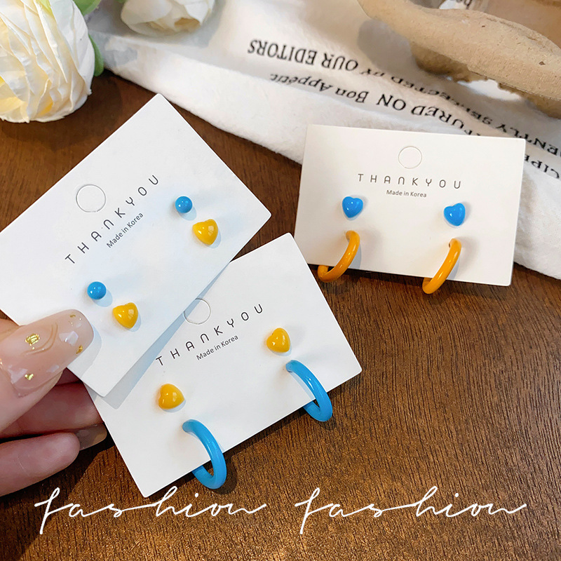 Candy-colored small ear rings, Korean simple and versatile, elegant and high-end girl C-shaped small ear-nourishing earrings and earrings Application Scenario