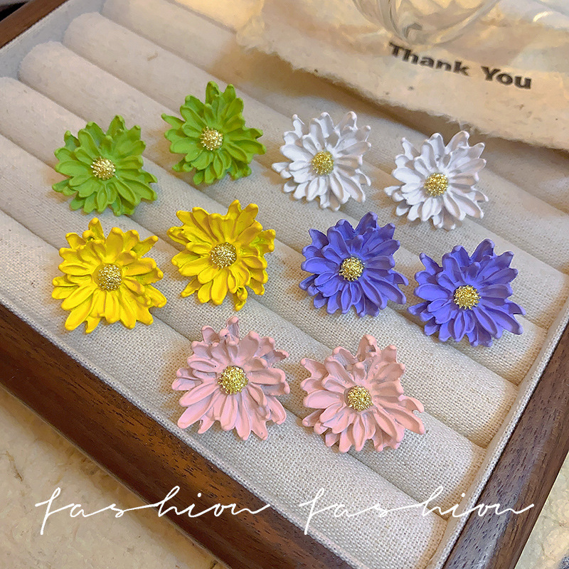 Flower-shaped stamens stud earrings exude a light luxury and high-end charm, with a unique and exquisite touch. They are a new bestseller for women in 2025 full figure