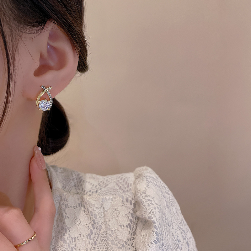 Exquisite small ear studs, high-end and light luxury zircon super sparkle, trendy design sense, ins versatile cross-shaped earrings and earrings Application Scenario