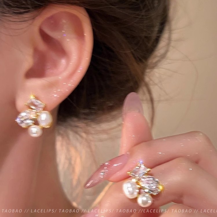 Qianjin Xiaoxiang Square zirconium Irregular Pearl Stud Earrings, women's niche high-end light luxury style earrings, earrings and pendants Application Scenario