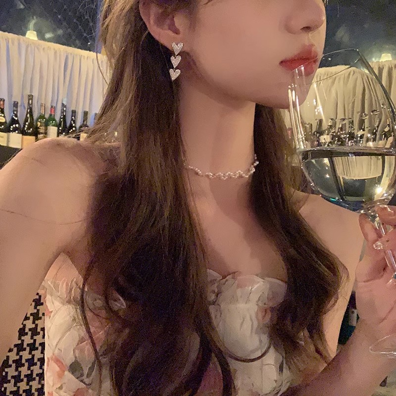 Long, diamond-encrusted, heart-shaped, fringed stud earrings for women's summer are a unique and fashionable design. They exude a sense of light luxury and sophistication, and are versatile earrings details Picture