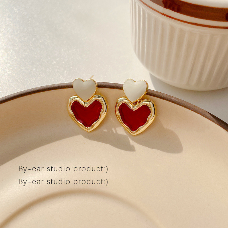Korean retro wine-red heart-shaped earrings, a high-end Hepburn style for women, a niche and versatile oil-dropping stud earrings and earrings wholesale details Picture