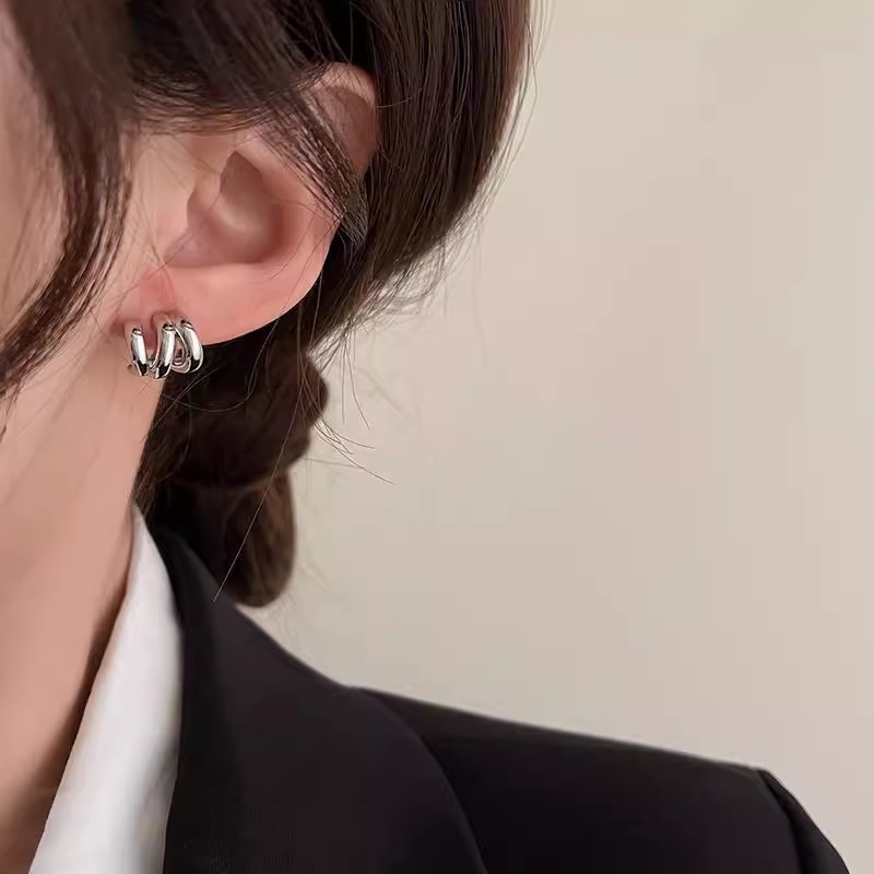 Multi-layer metal cold style earrings, a high-end feminine touch, unique and niche stud earrings, simple and elegant, small design sense earrings full figure