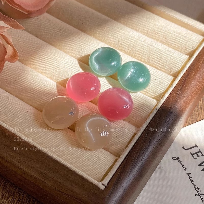 Dopamine round stud earrings for women 2025 New bestseller Niche design earrings Sweet, cute, versatile and simple earrings Application Scenario