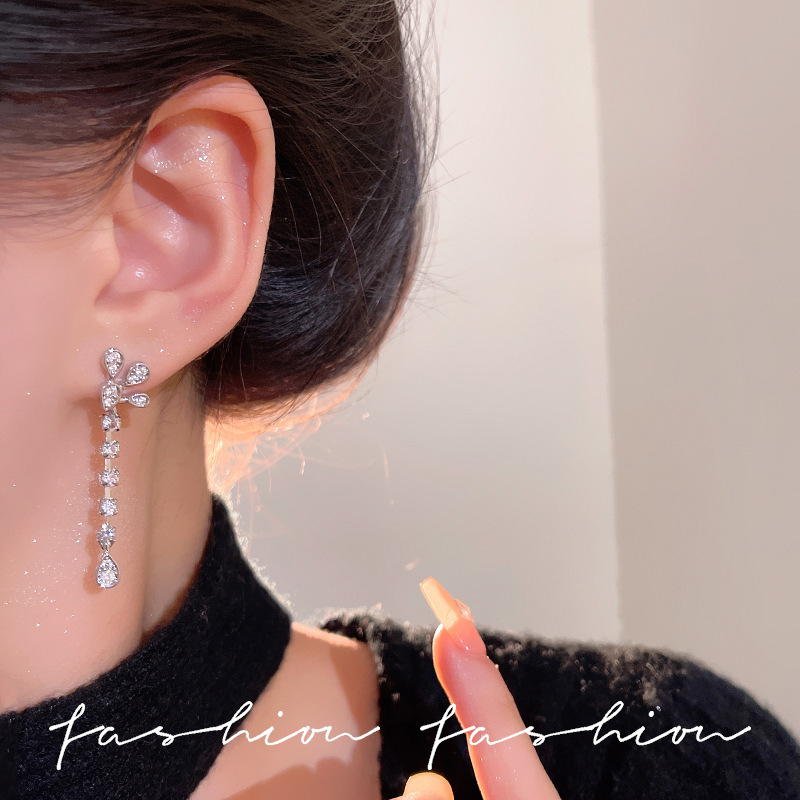 Fashionable, fresh and elegant, floral stud earrings with water drop tassels, niche design, high-end feel, suitable for women with big faces Application Scenario
