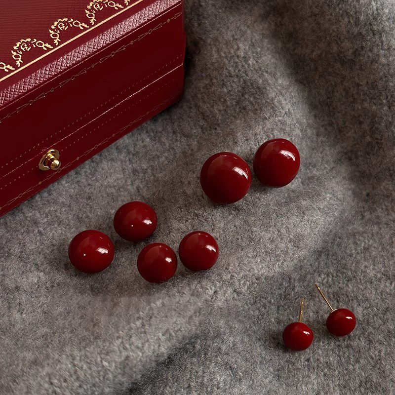 Wine red sugar bean pearl stud earrings, autumn and winter Hong Kong-style artistic retro circle earrings, women's niche design sense earrings full figure