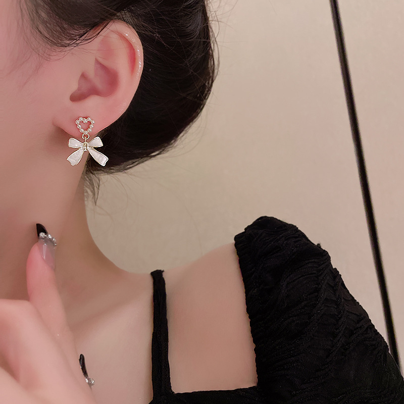 Xiaoxiang-style pearl heart-shaped earrings, with a unique design sense and bow stud earrings, are simple and stylish earrings for women in summer Application Scenario
