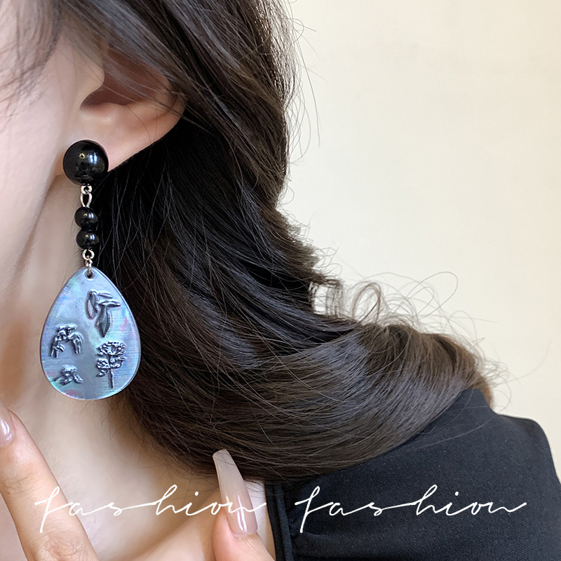 Floating light and shadow Bamboo New Chinese-style retro resin tassel earrings, light luxury and high-end, niche design, elegant cheongsam earrings details Picture