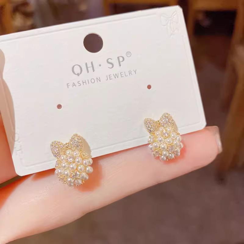 Japanese and Korean pearl bow earrings for women, a light luxury, fashionable and high-end look. The ear studs are a niche design, simple and versatile ear accessory details Picture