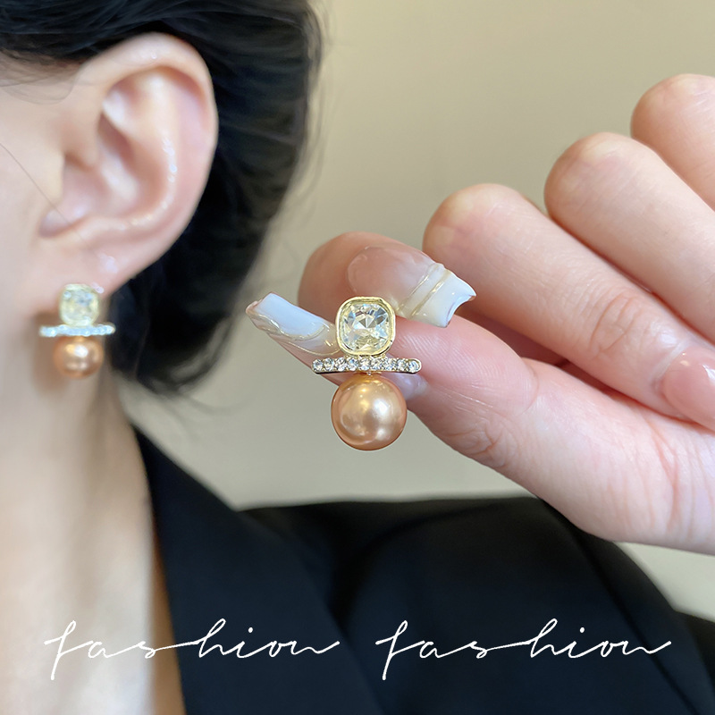Diamond-encrusted pearl geometric silver needle stud earrings for women, retro, light luxury and high-end style, simple French Chanel style earrings Application Scenario