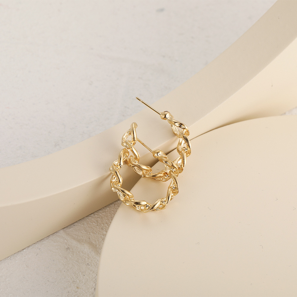 Han Zhishang Cross-border's new personalized C-shaped chain earrings, creative and exaggerated metal chain open circle earrings Application Scenario