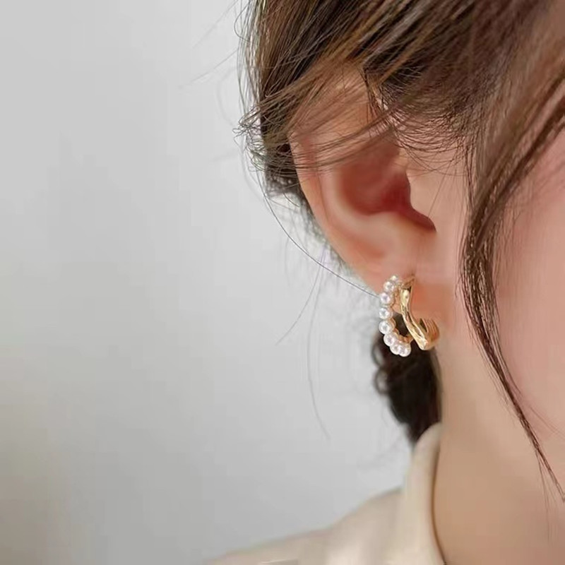 S925 Silver Needle Small Fragrance Style Design pearl geometric earrings, elegant and versatile new earrings, high-quality wholesale Specification drawing