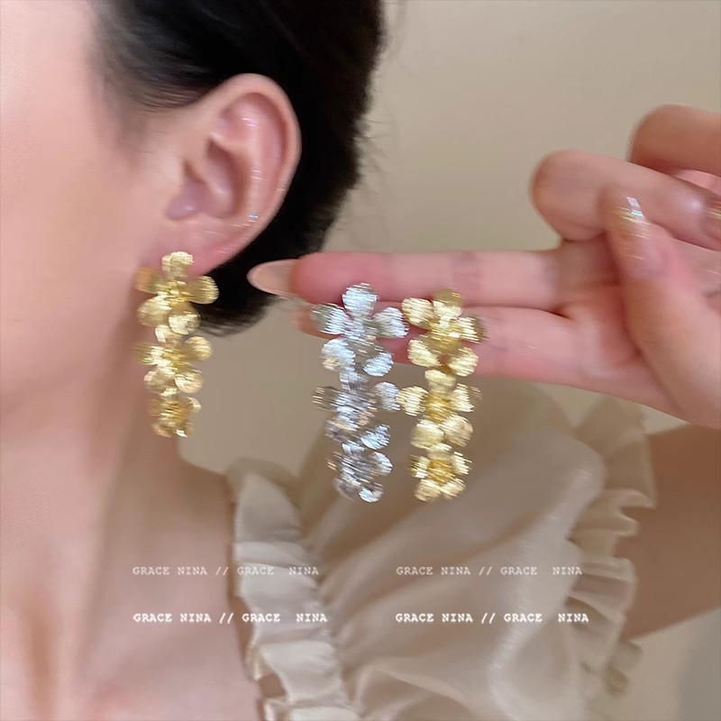 The retro flower-shaped tassel stud earrings are a new 2025 bestseller for women, exuding a sense of light luxury and sophistication full figure