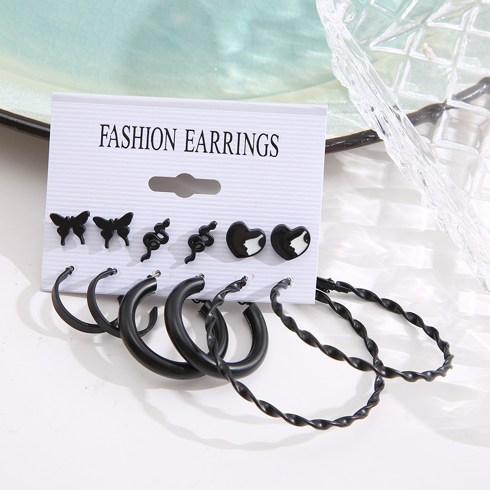 Wholesale of cross-border fashionable geometric butterfly and snake-shaped earrings, heart-shaped alloy earrings, and personalized and elegant women's earrings from Europe and America Application Scenario