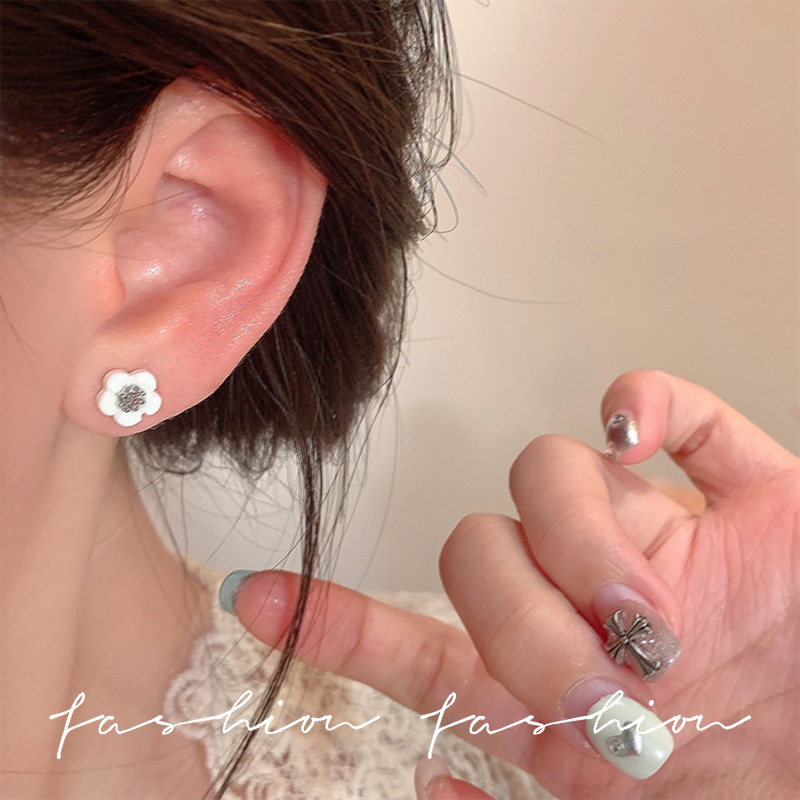Fashionable Daisy flower earrings, fresh and exquisite stud earrings, 925 silver needle design sense, elegant and stylish earrings, high-end earrings Application Scenario