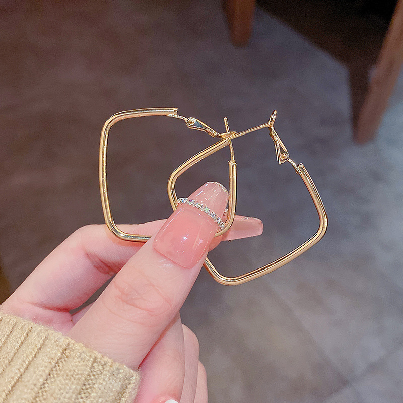 European and American style simple square plain ring earrings, a cold and aloof style for women, with an exaggerated and unique temperament. Versatile stud earrings, a popular online celebrity accessory Specification drawing