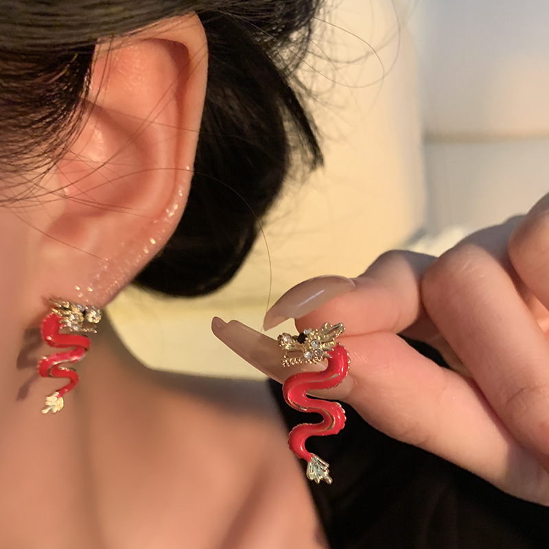 Light luxury and high-end style, dragon-shaped earrings for women in the zodiac year, Chinese style, fashionable, unique and individual, small and exquisite earrings Application Scenario