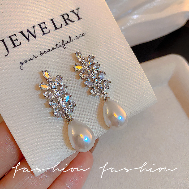 Exquisite zircon pearl stud earrings for women, a new fashion bestseller with a refined and elegant style. Light luxury, niche, unique and high-end earrings full figure