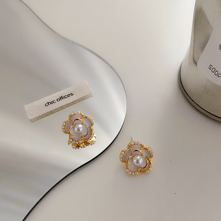 French retro oil-dripping pearl flower earrings for women, Korean simple and versatile, elegant and refined stud earrings, cold style Application Scenario