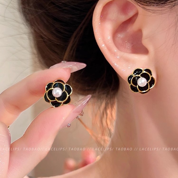 French retro camellia pearl stud earrings for women 2025 new bestsellers, high-end and light luxury style earrings and earrings Specification drawing