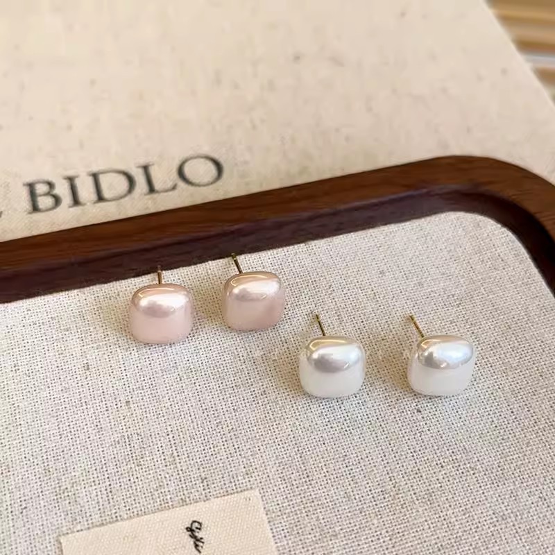 Square imitation pearl stud earrings for women, a new type of light luxury, niche and high-end style earring, simple, versatile and fashionable earrings details Picture