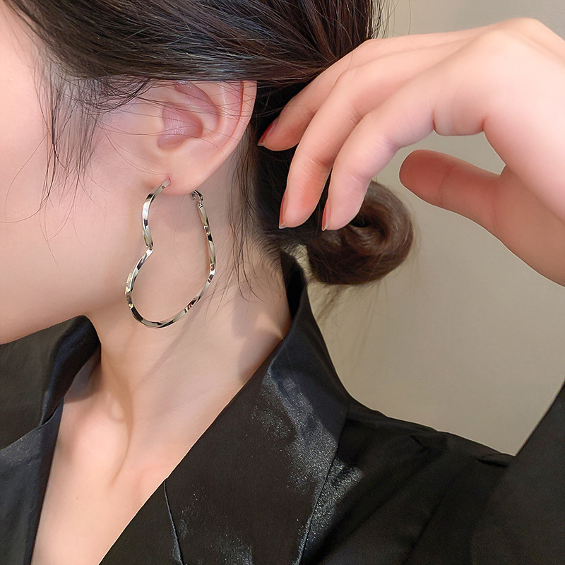 s925 Silver needle European and American heart-shaped earrings, a fashionable retro metal exaggerated ear ring for women, with a cold style and a unique personality details Picture