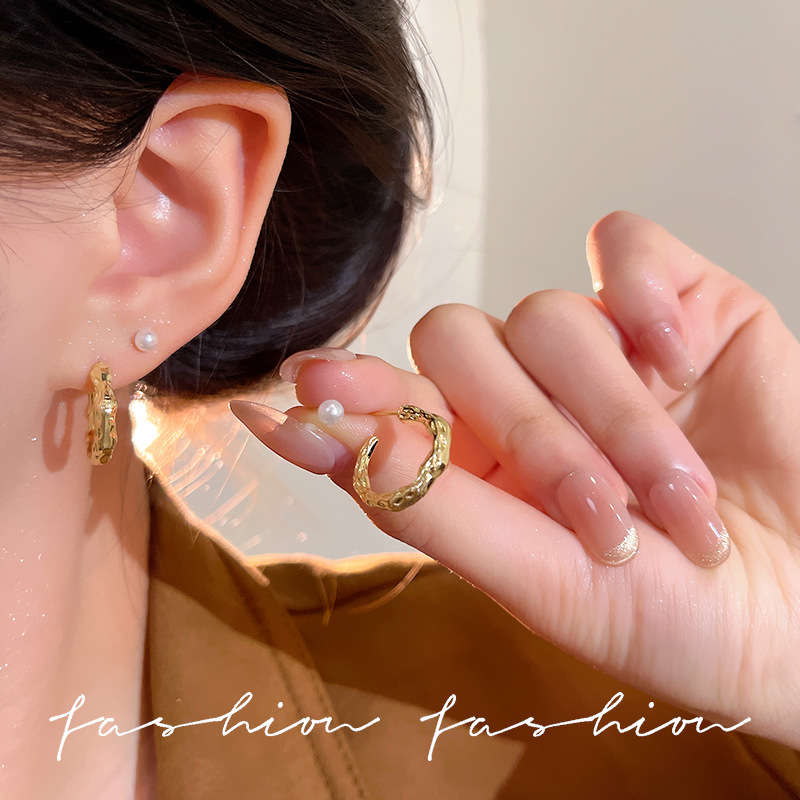 Pleated metal ear ring earrings, women's C-shaped irregular design sense, niche and individual earrings, high-end pearl stud earrings details Picture
