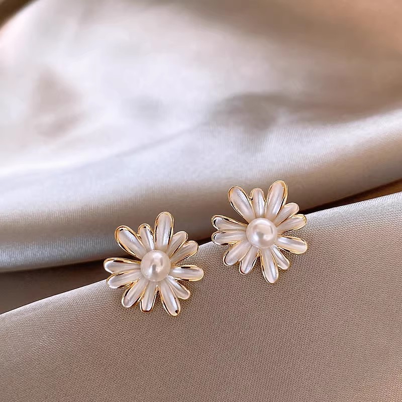 Small and exquisite pearl petal earrings for women, a new style of earrings in 2025, exuding a sense of light luxury and high-end elegance Specification drawing