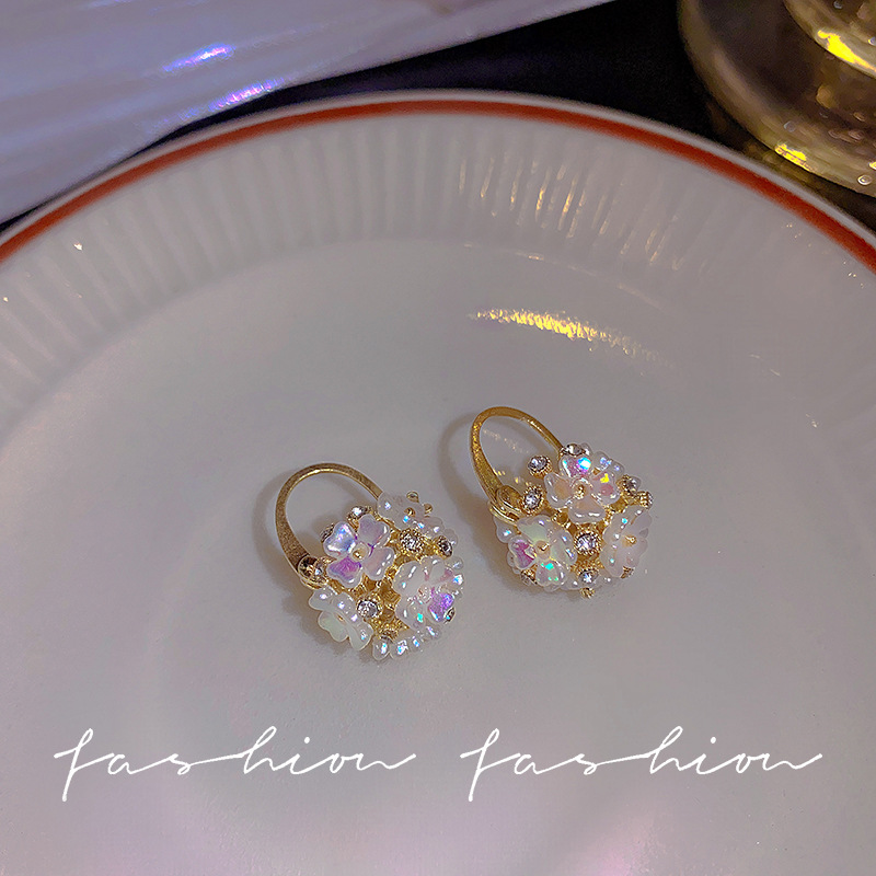 Super ethereal and sweet flower ball ear buckles, high-end design sense, niche and elegant earrings, female Internet celebrity light luxury and individual earrings wholesale Specification drawing