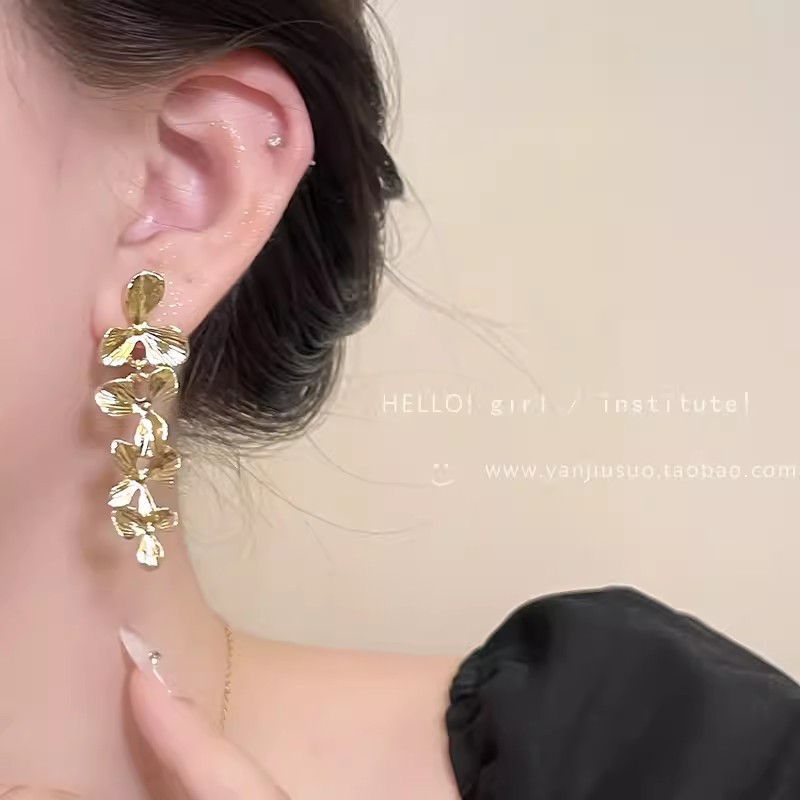 Lilac flower retro French exaggerated earrings, women's Hong Kong style, high-end, niche, light luxury, individual stud earrings, silver needle earrings Application Scenario