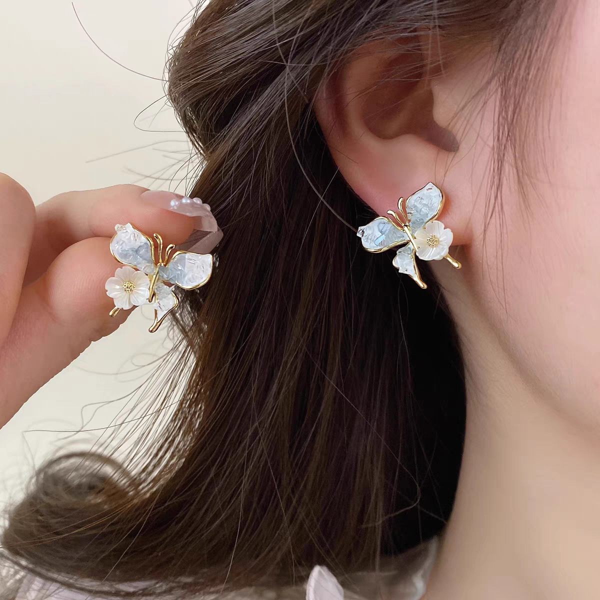 Korean-style gradient crystal butterfly flower earrings for women, gentle and ethereal stud earrings, personalized, versatile and high-end earrings full figure