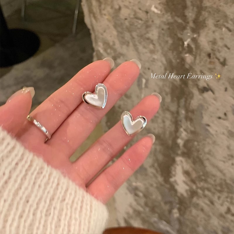 Korean cold style, niche design, three-dimensional heart-shaped stud earrings, high-end women's light luxury earrings, unique and elegant earrings Application Scenario