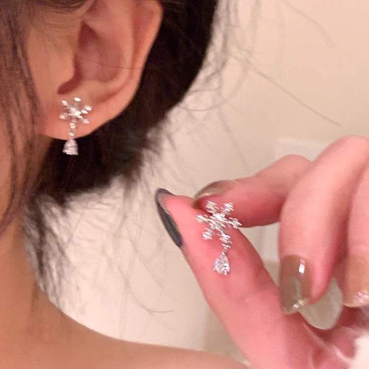 The new Christmas super sparkling snowflake stud earrings are a niche design for women, featuring zircon tassel earrings that exude a sense of light luxury and sophistication details Picture