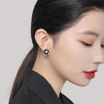 Korean camellia pearl earrings, women's ins style, light luxury, high-end and elegant stud earrings s925 silver needle, versatile earrings details Picture