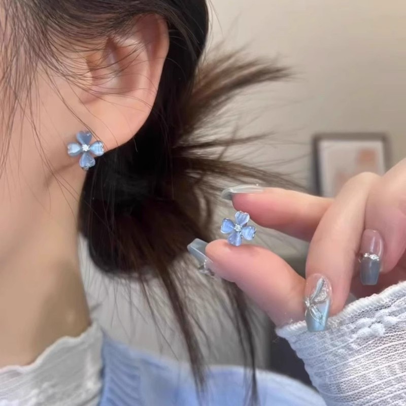 Summer ice-transparent blue four-leaf flower ear studs and ear buckles, with a unique design sense, exquisite and versatile earrings, elegant and light luxury earrings Specification drawing