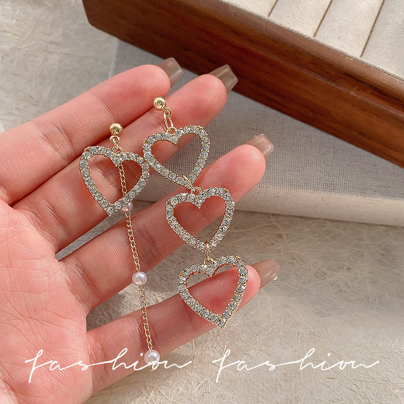 Super dazzling hollowed-out heart-shaped long earrings, a niche design for women with a high-end feel, diamond-encrusted earrings, round face heart-shaped earrings details Picture
