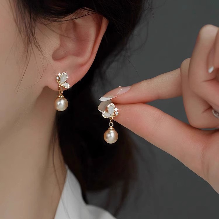 French butterfly champagne-colored pearl earrings for women, exquisite and unique commuter style earrings, a new bestseller in 2025 full figure
