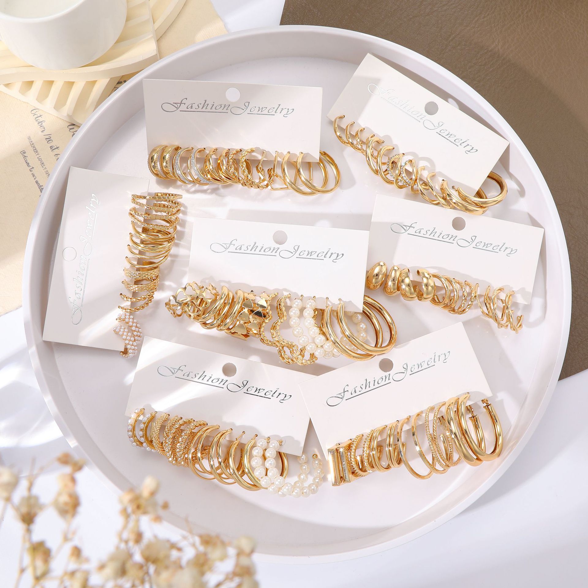 Cross-border best-selling retro geometric C-shaped imitation pearl earring set from Europe and America, a high-end and elegant earring set for women details Picture