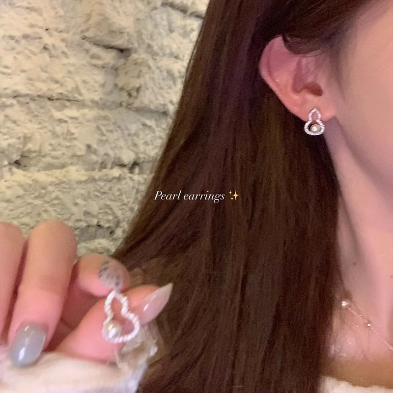 Fulu zirconium-inlaid gourd pearl stud earrings for women, exuding a sense of light luxury and high-end elegance, are unique and exquisite pearl earrings full figure