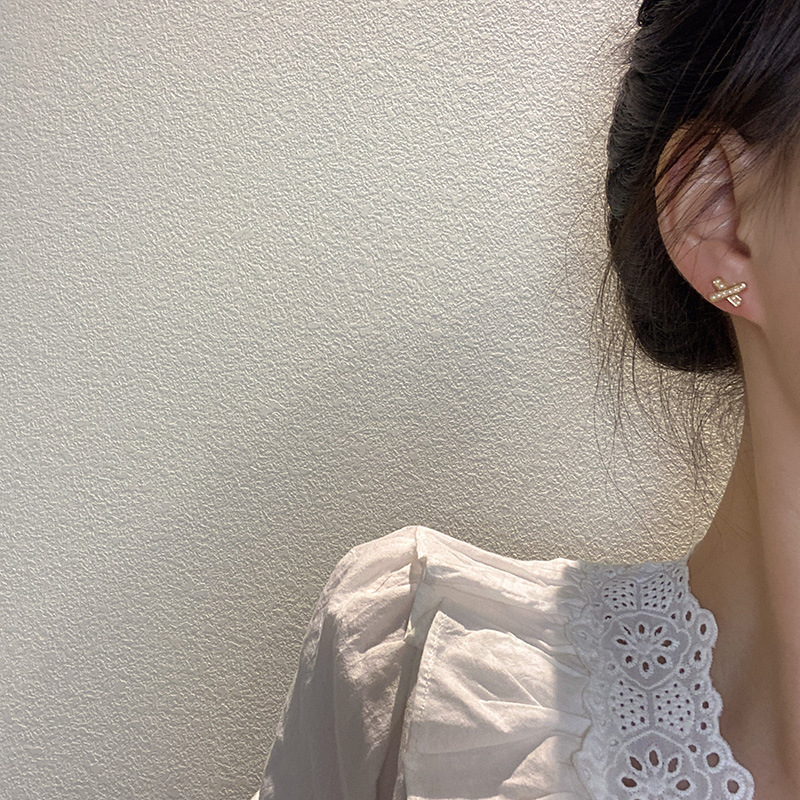 925 Silver Needle Korean version new pearl personalized design cross-shaped earrings, the same style as the trendy female Instagram influencer stud earrings Application Scenario