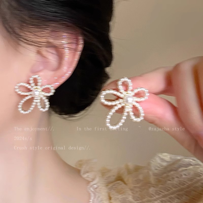 French retro hollowed-out flower stud earrings, Korean style ins unique pearl earrings, simple, exquisite and versatile earrings full figure