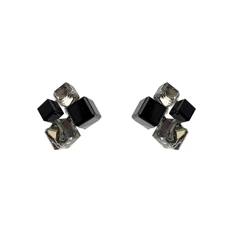 925 Silver needle retro style Autumn and winter black three-dimensional diamond geometric earrings, high-end and niche design, light luxury stud earrings for women Item Picture