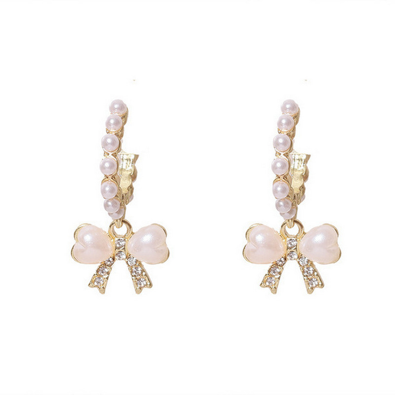 Cat's eye stone flower pearl stud earrings exude a sense of light luxury and high-end elegance. The earrings feature a niche design and are fashionable and versatile Item Picture