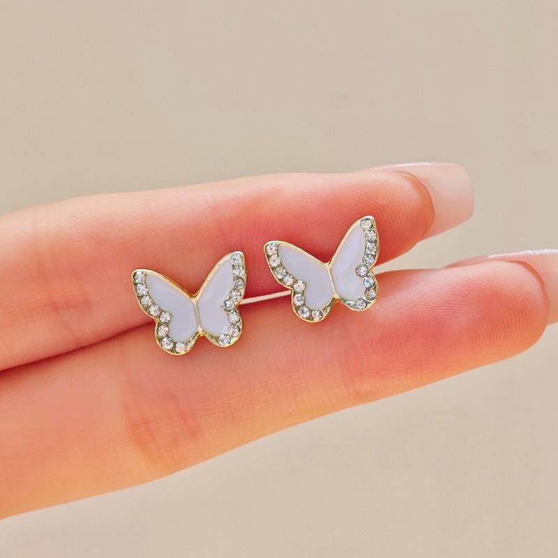 The new Korean sweet and cool black, red and white butterfly earrings feature a niche design and a touch of light luxury and sophistication Specification drawing